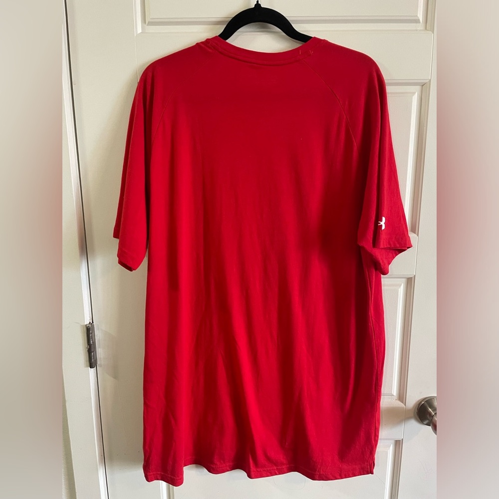 NWT Under Armour Loose Red Short Sleeve Shirt Men Baseball P/C Print Size XL - Picture 2 of 10